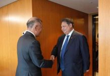 Airlangga Temui CEO Hyundai Motor Group di Korea Selatan FOTO: dari Kiri Euisun Chung, CEO Hyundai Motor Group Euisun Chung dan Menteri Koordinator Bidang Perekonomian (Menko Ekonomi) Airlangga Hartarto di Korea Selatan. Senin (20/5).