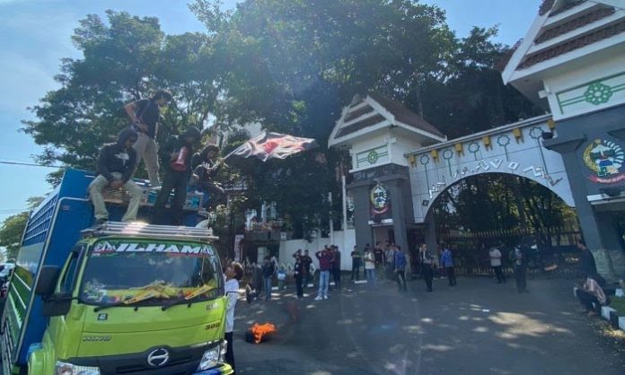 FOTO: Aksi demonstrasi di kantor gubernur Sulsel. [Properti: Zonakata]