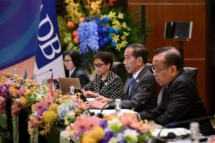 FOTO: Presiden Joko Widodo atau Jokowi di sela-sela Konferensi Tingkat Tinggi (KTT) World Water Forum Ke-10, melakukan pertemuan bilateral dengan Presiden Bank Pembangunan Asia (ADB), Masatsugu Asakawa. [Foto: Muchlis Jr - Biro Pers Sekretariat]