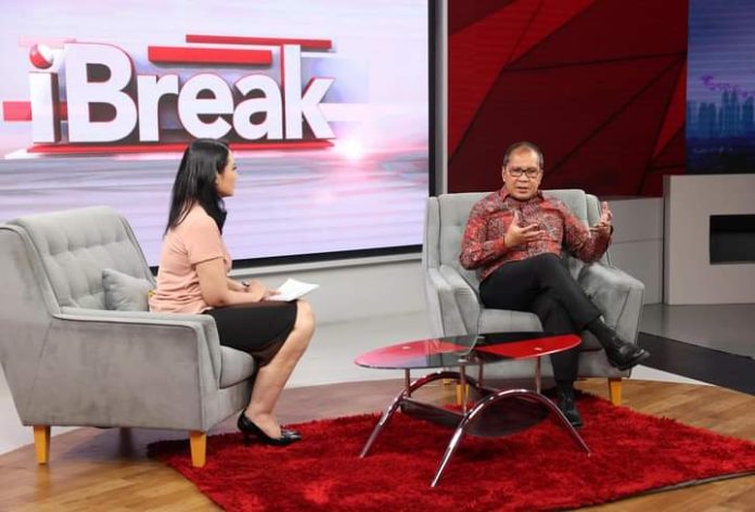 FOTO: Mohammad Ramadhan Pomanto saat menghadiri program Talk Show ibreak, yang dipandu Host Kieky Cahyadi di Gedung iNews TV, Kebon Sirih Menteng Jakarta Pusat. Selasa (28/2). [Properti: Danny Pomanto Facebook]