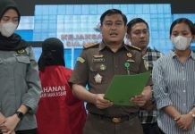 Buronan Kasus Tipikor dan Pengangkutan BBM Ditangkap Tim Tabur Kejati Sulsel di Makassar FOTO: Soetarmi DM, SH, MH, Kepala Seksi Penerangan Hukum (Kasipenkum) saat memberikan keterangan pers di Kantor Kejati Sulsel terkait penangkapan buronan kasus Tipikor asal Papua Barat dan Buronan Kasus Pengangkutan BBM asal Kalimantan Timur. Rabu (22/5)