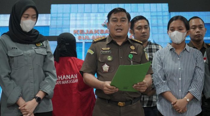 FOTO: Soetarmi DM, SH, MH, Kepala Seksi Penerangan Hukum (Kasipenkum) saat memberikan keterangan pers di Kantor Kejati Sulsel terkait penangkapan buronan kasus Tipikor asal Papua Barat dan Buronan Kasus Pengangkutan BBM asal Kalimantan Timur. Rabu (22/5)