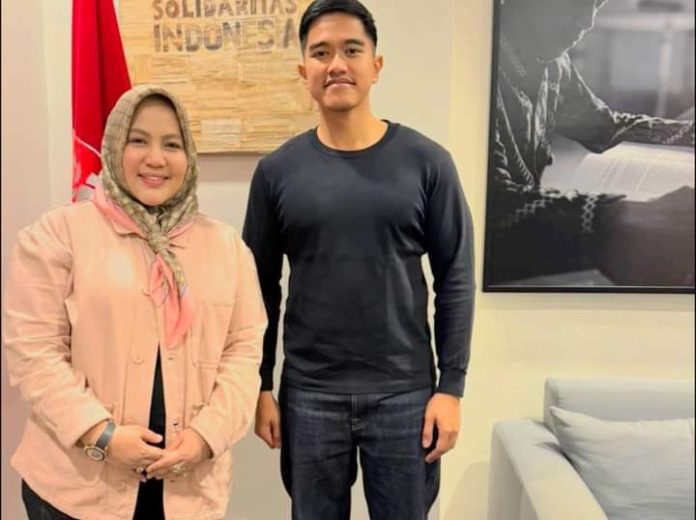 FOTO: Putri Dakka bersama Putra Presiden Jokowi Kaesang Pangarep yang juga Ketua Umum PSI. [Properti: Putri Dakka in Facebook]