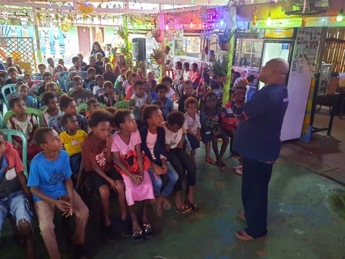 FOTO: Pemusik Torang Bersama (Tober) Band hadir dalam kegiatan ibadah yang digelar Komunitas Sahabat Hati di taman satwa Freed Andgeorge Marind.Sabtu (18/05/2024).