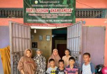 Peduli, Rusdin Abdullah Konsisten Berbagi Jumat Berkah FOTO: Rudal Cycling Community (RCC) ratusan nasi kota telah di Salurkan Rusdin Abdullah kepada pengguna jalan dan panti Asuhan di Kota Makassar, Jumat (24/05/2024).