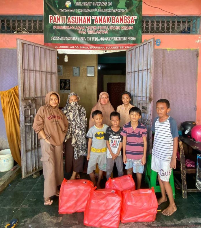 FOTO: Rudal Cycling Community (RCC) ratusan nasi kota telah di Salurkan Rusdin Abdullah kepada pengguna jalan dan panti Asuhan di Kota Makassar, Jumat (24/05/2024).