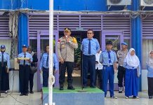 Kapolsek Koja Berikan Piagam Penghargaan Kepada Siswa SMK Cikini FOTO: Kapolsek Koja Kompol Muhammad Syahroni, SH.,M.Si menghadiri kegiatan Police Go To School serta penyerahan Piagam Penghargaan di SMK Cikini yang terletak di Jl. Alur Laut, Kelurahan Rawa Badak Utara, Kecamatan Koja, Jakarta Utara. Senin ( 27/5/2024).