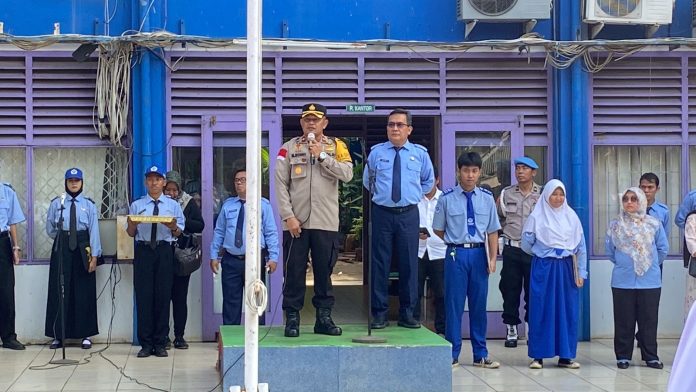 FOTO: Kapolsek Koja Kompol Muhammad Syahroni, SH.,M.Si menghadiri kegiatan Police Go To School serta penyerahan Piagam Penghargaan di SMK Cikini yang terletak di Jl. Alur Laut, Kelurahan Rawa Badak Utara, Kecamatan Koja, Jakarta Utara. Senin ( 27/5/2024).