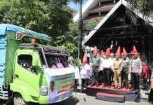 Mentan Lepas Paket Bantuan Pertanian, Ketua DPRD dan Kapolda Sulsel Tak Nampak FOTO: Dari kiri Wakil Kepala Staf TNI AD (Wakasad) Mayjen Tandyo Budi Revita, Menteri Pertanian Andi Amran Sulaiman, Pj Gubernur Prof Zudan Arif Fakrulloh dan Pangdam XIV/Hasanuddin Mayjen TNI Bobby Rinal Makmun dan Perwakilan Polda Sulsel saat melepas bantuan pertanian Pasca-banjir, di pelataran kantor Gubernur Sulawesi Selatan. Senin 27 Mei 2024. (Istimewa)
