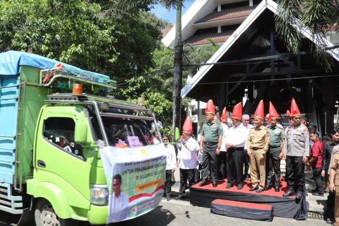 FOTO: Dari kiri Wakil Kepala Staf TNI AD (Wakasad) Mayjen Tandyo Budi Revita, Menteri Pertanian Andi Amran Sulaiman, Pj Gubernur Prof Zudan Arif Fakrulloh dan Pangdam XIV/Hasanuddin Mayjen TNI Bobby Rinal Makmun dan Perwakilan Polda Sulsel saat melepas bantuan pertanian Pasca-banjir, di pelataran kantor Gubernur Sulawesi Selatan. Senin 27 Mei 2024. (Istimewa)