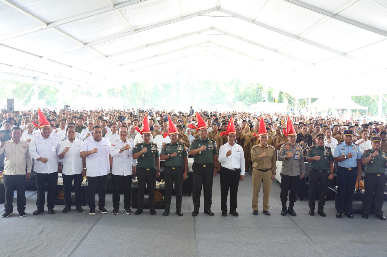 FOTO: Menteri Pertanian Andi Amran Sulaiman Kepala Staf TNI AD Mayjen Tandyo Budi Revita, Pj Gubernur Prof Zudan Arif Fakrulloh dan Pangdam XIV/Hasanuddin Mayjen TNI Bobby Rinal Makmun saat sesi foto bersama Forkompinda. (Properti: Humas Kementan)