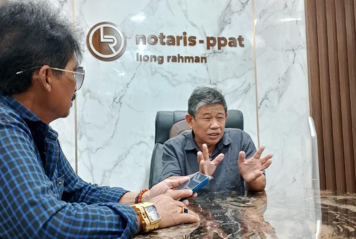 FOTO: Dr Liong Rahman, SH, M.Kn bersama Wartawan Senior Andi Pasamangi Wawo. (Istimewa)