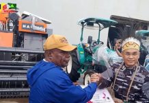 Menuju Swasembada Pangan Nasional, Pemkab Merauke Terima Alat Mesin Pertanian dari Kementan FOTO: Bupati Merauke Romanus Mbraka saat menerima alsintan dari dr. Doeharso. (Istimewa)