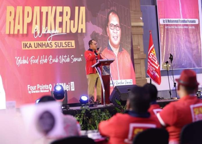 FOTO: Ketua PW IKA Unhas, Moh Ramdhan Pomanto saat memberikan sambutannya di Rapat Kerja (Raker) di Fourpoints by Sheraton Makassar, Senin (27/5). [Properti: Danny Pomanto]