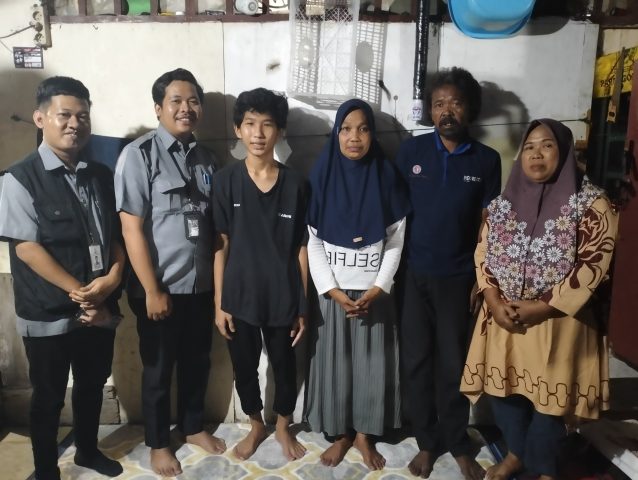 FOTO: Muh. Ahdiat Nurdin Alias Adit (Tengah) bersama orangtuanya dan Tim tindak lanjut Dinas Pendidikan Kota Makassar. (Properti: Via Bugis Post)