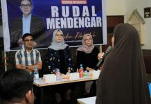 Bahas UMKM Ibu ibu di Tallo Antusias Ikut Dialog Rudal Mendengar FOTO: Bakal calon Wali Kota Makassar, Rusdin Abdullah didampingi Andi Rachmatika Dewi dalam dialog Rudal Mendengar di Kecamatan Tallo. Selasa (28/5)