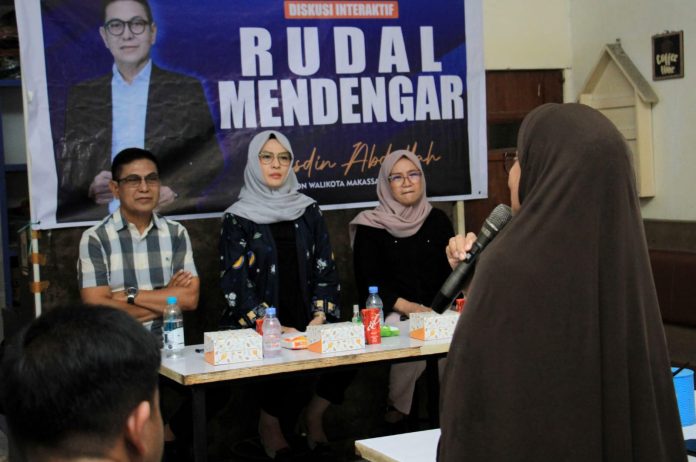 FOTO: Bakal calon Wali Kota Makassar, Rusdin Abdullah didampingi Andi Rachmatika Dewi dalam dialog Rudal Mendengar di Kecamatan Tallo. Selasa (28/5)