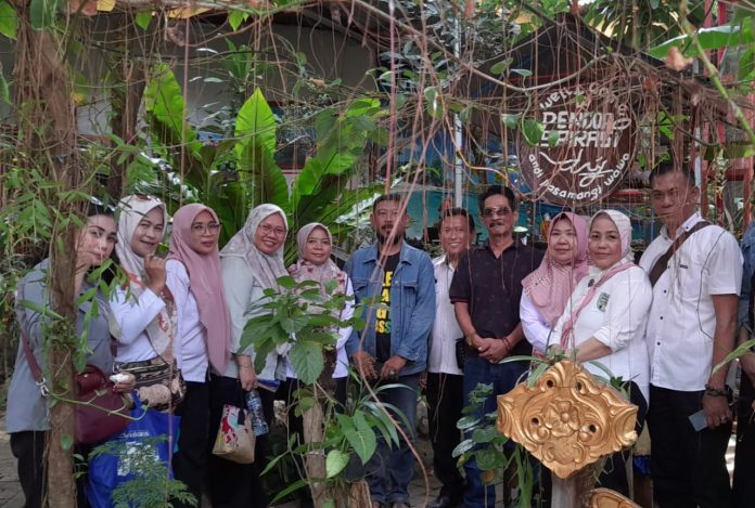 FOTO: Kepala Dinas Kebudayaan Makassar diwakili Kasubag Umum dan Kepegawaian Disbud Rahmaniar Achmad membentuk Kelompok Sadar Budaya Kecamatan Manggala bertempat di Sanggar Seni 'Pendopo Aspirasi' , Rabu siang (29/5).