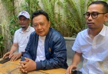 Bantah ASA ‘Buang Handuk’ di Makassar, SAdAP: Tim Efektif Bekerja Baru Sebulan FOTO: Tengah Syarifuddin Daeng Punna (SAdAP) didampingi Ilank Radjab dan Dudi saat menggelar keterangan pers di Caffe Kopizone, Panakukang, Makassar. Rabu (29/5)