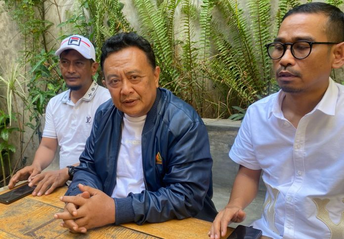 FOTO: Tengah Syarifuddin Daeng Punna (SAdAP) didampingi Ilank Radjab dan Dudi saat menggelar keterangan pers di Caffe Kopizone, Panakukang, Makassar. Rabu (29/5)
