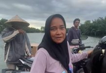 Warga Lakkang Kaget Hadiah Lomba Domino 4 Unit Motor, Mardia: Dulu ada yang Bikin Cuman Kipas Angin FOTO: Mardia warga Pulau Lakkang saat berada di perahu penyeberangan.