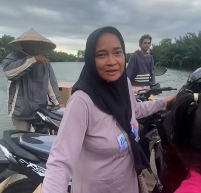 FOTO: Mardia warga Pulau Lakkang saat berada di perahu penyeberangan.