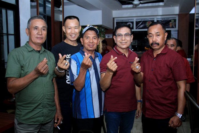 FOTO: Bakal Calon Wali Kota Makassar, Rusdin Abdullah melakukan silaturahmi dengan tokoh masyarakat Parang Tambung, Kecamatan Tamalate, Rabu malam (29/05/2024).