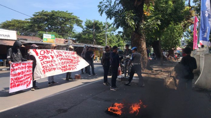 FOTO: Publik Research Institute (PRI) mendatangi Kantor Pertamina Regional VII pada Kamis (30/4/2024). Mereka menggelar aksi unjuk rasa.