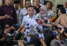 Andi Seto Gagal Menangkan Prabowo Gibran di Sinjai, Dasco Sudah Ingatkan Kader Gerindra Diawal Pilpres 2024 FOTO: Ketua Harian DPP Partai Gerindra Sufmi Dasco Ahmad (tengah) menjawab pertanyaan wartawan di sela-sela Rapimnas Partai Gerindra di Jakarta, Senin (23/10/2023). ANTARA FOTO/Galih Pradipta/foc.