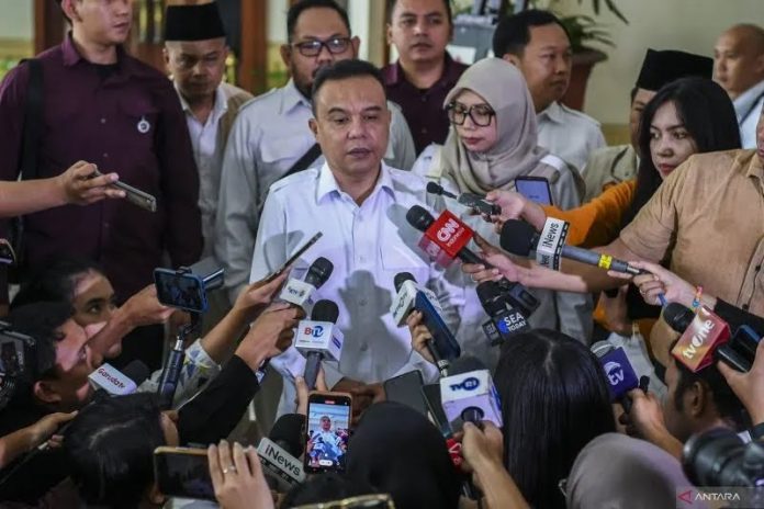 FOTO: Ketua Harian DPP Partai Gerindra Sufmi Dasco Ahmad (tengah) menjawab pertanyaan wartawan di sela-sela Rapimnas Partai Gerindra di Jakarta, Senin (23/10/2023). ANTARA FOTO/Galih Pradipta/foc.