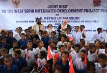 Pemerintah RI Bantu Renovasi SD dan Penyediaan Listrik di kawasan Wutung Papua Nugini FOTO: Menlu RI Retno Marsudi mengunjungi SD di Wutung, Papua Nugini. (Dok Kemlu RI)