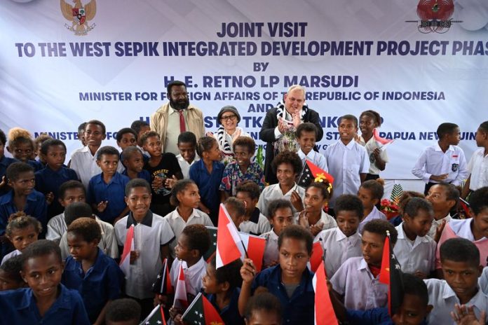 FOTO: Menlu RI Retno Marsudi mengunjungi SD di Wutung, Papua Nugini. (Dok Kemlu RI)