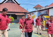 Kunjungan Direktur Kesehatan Perawatan dan Rehabilitasi di Rutan Barru FOTO: Ka. Rutan Barru saat mendampingi Direktur Kesehatan Perawatan dan Rehabilitasi Direktorat Jenderal Pemasyarakatan didampingi Kepala Bidang Pelayanan Tahanan, Kesehatan, Rehabilitasi, Pengelolaan Benda Sitaan, Barang Rampasan Negara dan Keamanan Kanwil Sulsel melakukan kunjungan kerja ke Rutan di Barru.