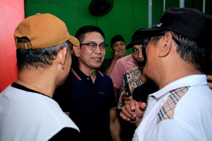 FOTO: Rusdin Abdullah (Rudal) didampingi Anggota DPRD Makassar dari Fraksi NasDem Irwan Djafar saat menemui ratusan warga Minasa upa berlangsung di Warkop Azzahra di Jalan Minasa Upa, Kamis (30/05/2024)