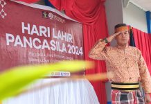 Pimpinan dan Warga Binaan Rutan Kelas IIB Barru Peringati Hari Lahir Pancasila FOTO: Kepala Rutan Barru, Amsar saat menghadiri upacara peringatan Hari Lahir Pancasila yang diikuti Pimpinan serta staf dan seluruh warga binaan.