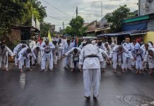 Sukses Besar! Black Panther Gelar Ujian Kenaikan Sabuk Melalui Longmarch Keliling Kota Makassar yang Menantang FOTO: Perguruan karate Black Panther menggelar tradisi unik ujian kenaikan sabuk melalui longmarch keliling kota Makassar diikuti 700 karateka dari berbagai daerah di Sulawesi Selatan. Minggu, 2 Juni 2024.
