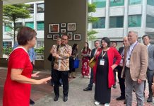 DP Hadiri Mayoral Site Visit di Singapura, Diikuti oleh Wali Kota dari Berbagai Negara FOTO: Mayor Central District Singapore Denise Phua (Baju Merah) saat memberikan penjelasan dihadapan para Wali kota dari berbagai negara salah satunya dari Indonesia, Wali kota Makassar Danny Pomanto. (Properti: Danny Pomanto via Facebook)