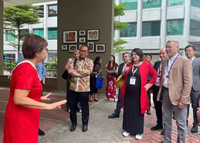 FOTO: Mayor Central District Singapore Denise Phua (Baju Merah) saat memberikan penjelasan dihadapan para Wali kota dari berbagai negara salah satunya dari Indonesia, Wali kota Makassar Danny Pomanto. (Properti: Danny Pomanto via Facebook)