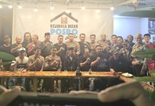 Moment Hari Lahir Pancasila, Personil Polsek Manggala Silaturahmi Poskamling Terpadu di Kelurahan Bangkala FOTO: Personil Polsek manggala Sambang dan silaturahmi dengan warga di Pos Kamling Terpadu Polsek Manggala terletak di BTN Makkio Baji RT 003 RW 005 Jln. Tamangapa Raya Kelurahan Bangkala, Kecamatan Manggala, Sabtu malam (1/6/24) kemarin.