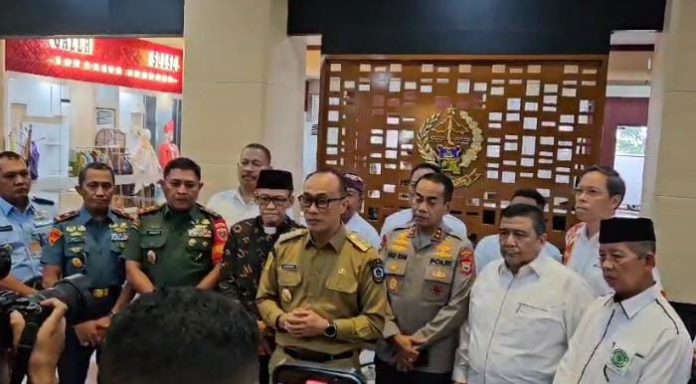 FOTO: Pj Gubernur Sulsel, Prof Zuldan bersama Forum Komunikasi Pimpinan Daerah (Forkompinda) Sulawesi Selatan menggelar keterangan persnya di Makassar. Senin (3/6).