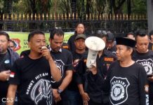 Tutup W Superclub, Ormas Semut Hitam Indonesia Apresiasi Langkah Tegas Kapolrestabes Makassar FOTO: Ahmad Dhani, Ketua Harian Semut Hitam Indonesia saat menggelar aksi unjuk rasa di kantor gubernur Sulawesi Selatan untuk meminta Pemprov Sulsel menutup Diskotik W Superclub beberapa waktu lalu. (Istimewa)