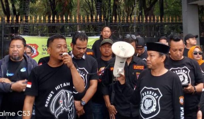 FOTO: Ahmad Dhani, Ketua Harian Semut Hitam Indonesia saat menggelar aksi unjuk rasa di kantor gubernur Sulawesi Selatan untuk meminta Pemprov Sulsel menutup Diskotik W Superclub beberapa waktu lalu. (Istimewa)