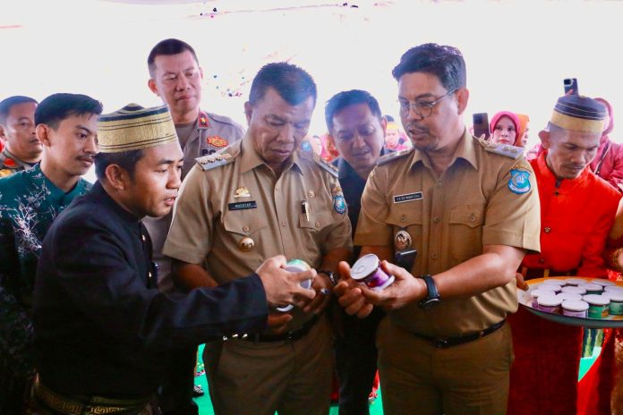 FOTO: Bupati dan Wakil bupati Bulukumba saat menghadiri grand opening Sambal Mama Aji salah satu produk lokal. (Istimewa)