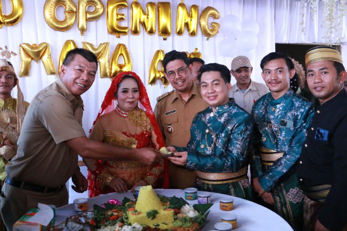 FOTO: Bupati Bulukumba Andi Muchtar Ali Yusuf bersama Wakil Bupati Andi Edy Manaf menghadiri Grand Opening Rumah Produksi Sambel Mama Aji di Borongloe, Desa Benteng Gantarang Kecamatan Gantarang, Senin 3 Juni 2024.