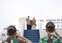 Wapres Kunker ke Papua, Upaya Pemerintah Percepatan Pembangunan di Merauke dan Wamena FOTO: Wakil Presiden K.H. Ma’ruf Amin bersama istri saat meninggalkan ibu kota negara Jakarta dari Halim. Senin (3/6) Perdanakusuma. (Properti: Seskab)