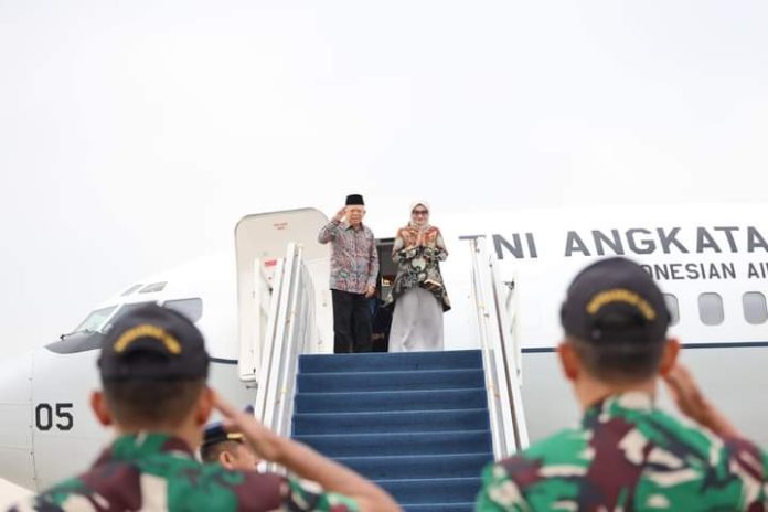 FOTO: Wakil Presiden K.H. Ma’ruf Amin bersama istri saat meninggalkan ibu kota negara Jakarta dari Halim. Senin (3/6) Perdanakusuma. (Properti: Seskab)