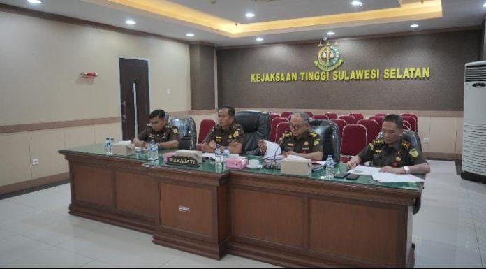 FOTO: Wakil Kepala Kejaksaan Tinggi Sulawesi Zet Tadung Allo, SH.,MH saat mengikuti sekaligus 3 ekspose perkara untuk dimohonkan persetujuan RJ. Senin (03/06/2024)