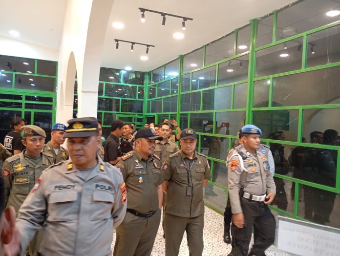 FOTO: Satuan Polisi Pamong Praja (Pol PP) Kepolisian dari Polrestabes Makassar dan Dinas Pariwisata melakukan penertiban jadi sasaran penertiban adalah Cafe The Sultan yang berada di Antang, Kecamatan Manggala. Senin (3/6) malam tadi.