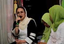 Ditemui Debbie Rusdin, Pengurus Majlis Taklim Baiturrahim Makassar Doakan Rusdin Abdullah Jadi Walikota FOTO: Anggota DPRD Sulsel Debbie Rusdin, saat Silaturahmi dengan Pengurus Majelis Taklim Baiturrahim Bungung Lompoa, di Jalan Cenderawasih, Senin (03/06/2024)