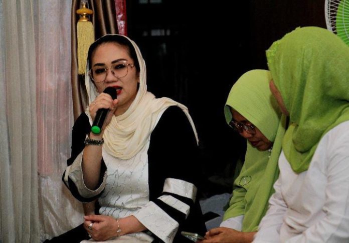 FOTO: Anggota DPRD Sulsel Debbie Rusdin, saat Silaturahmi dengan Pengurus Majelis Taklim Baiturrahim Bungung Lompoa, di Jalan Cenderawasih, Senin (03/06/2024)